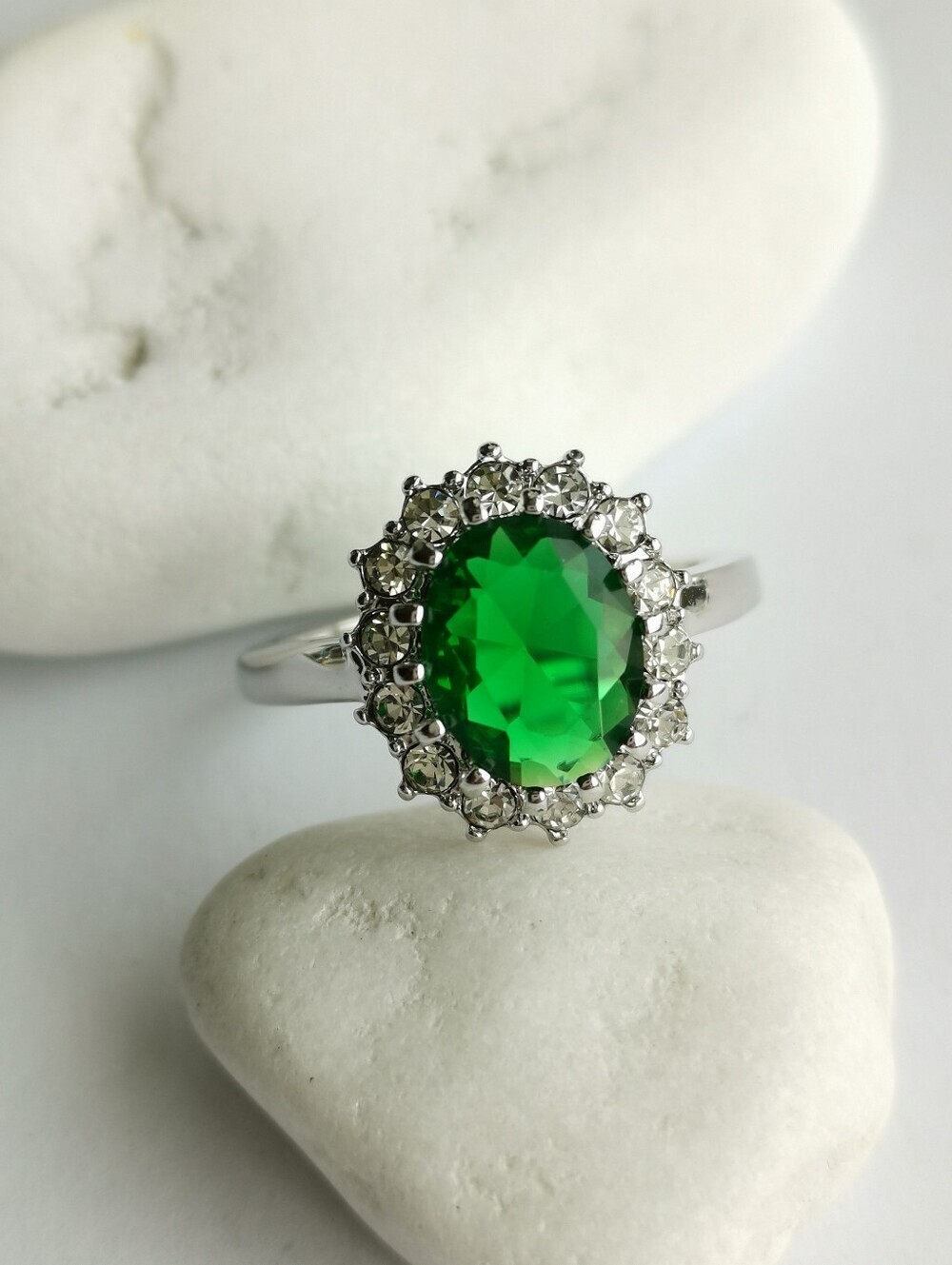 New, Emerald Cz halo cocktail ring size 8